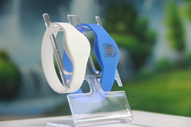 翻模ic硅胶腕带操作要领。。。。。。。