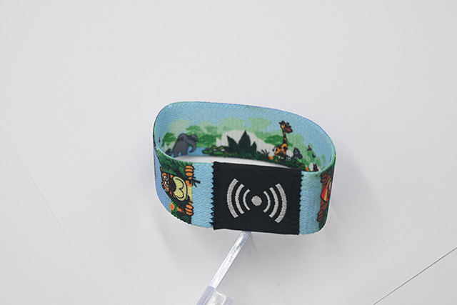 会员卡的印刷主要分为胶印和丝印，，，，，，，，每种印刷方法差别