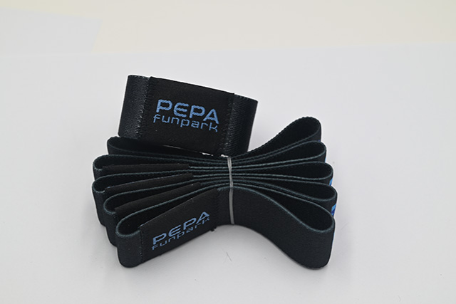 与条形码扫描类似，，，RFID腕带电子标签有一套完整的使用系统